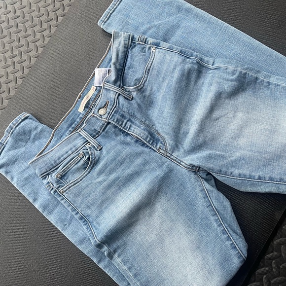 Levi Skinny Jeans - Picture 2 of 2